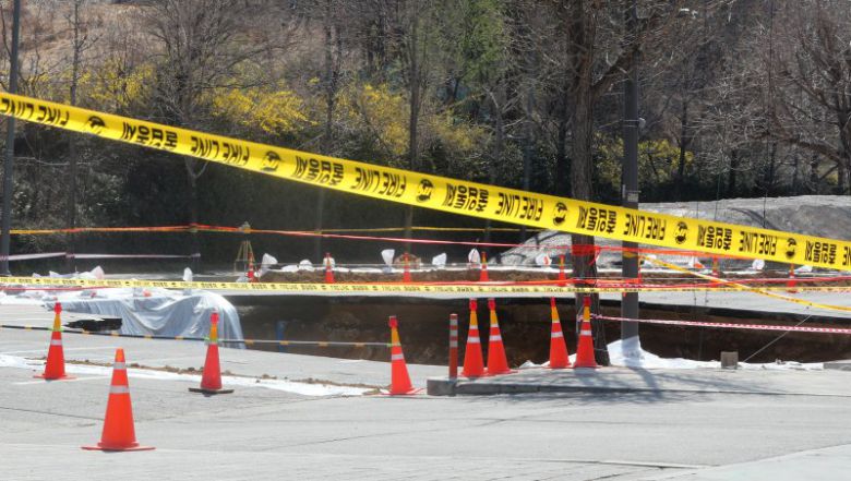 지난달 28일 서울 강동구 명일동 싱크홀 사고 현장이 통제되고 있다. 사진=뉴시스