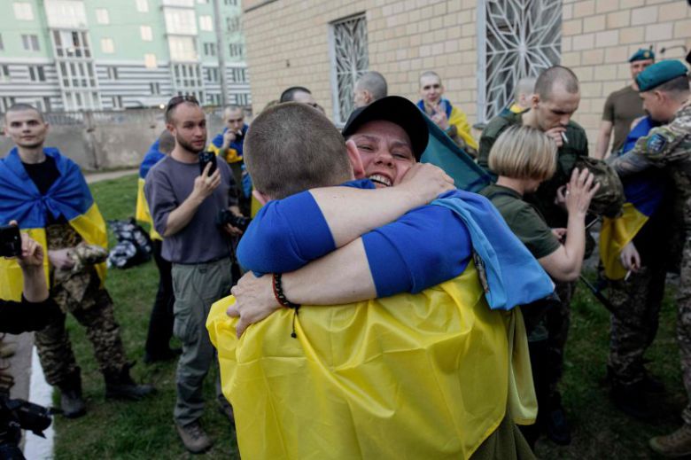 부활절 기적… 러·우크라 대규모 포로교환우크라이나의 비공개 장소에서 러시아, 우크라이나 포로교환이 이뤄진 19일(현지시간) 한 우크라이나 여성이 돌아온 군인 아들을 안고 있다. 러시아와 우크라이나는 이날 대규모 포로교환을 실시했으며 양측 모두 240명 이상의 포로를 서로에게 송환했다고 밝혔다. AFP연합뉴스