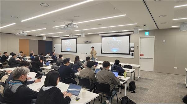 지난 16일 서울에서 개최된 '스페이스 데이 2025' 모습. 이날 행사에는 한국 항공우주 및 비즈니스를 위한 AWS클라우드 활용에 대한 세미나가 진행됐다. AWS 제공                                    전남 고흥군 나로우주센터에서 국내 처음으로 실용 위성을 탑재해 3차 발사된 누리호(KSLV-Ⅱ)가 우주로 향하고 있는 모습 연합뉴스·fnDB