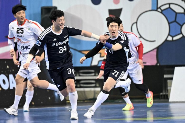 H리그 두산의 강전구(34번)와 김진호(71번). 한국핸드볼연맹 제공