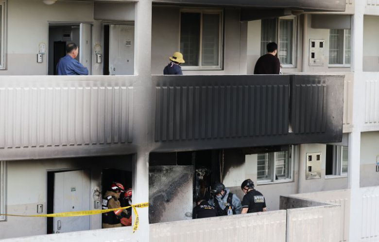21일 오전 서울 관악구 봉천동 한 아파트에서 화재가 발생, 과학수사대원들이 현장을 감식하고 있다. 연합뉴스