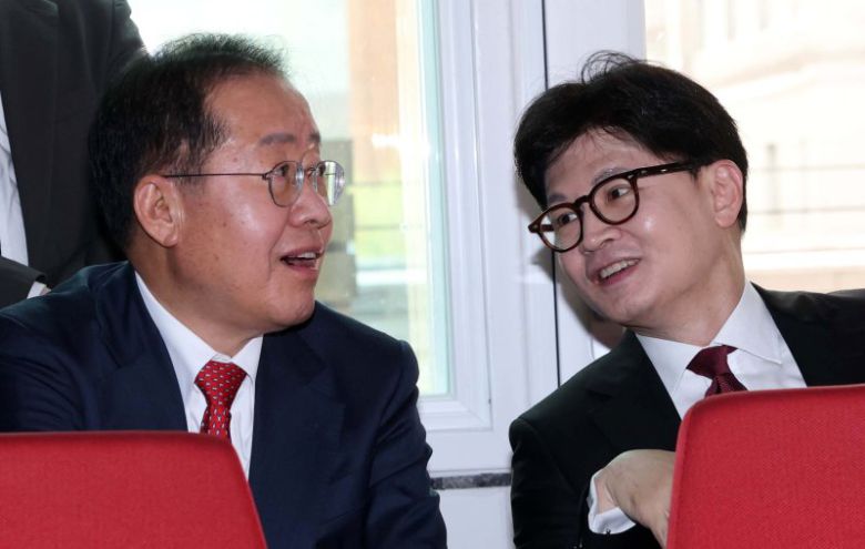 지난 17일 서울 여의도 국민의힘 중앙당사에서 열린 제21대 대통령선거 '1차 경선 토론회 미디어데이' 행사에서 홍준표(왼쪽) 후보와 한동훈 후보가 대화하는 모습. /사진=뉴시스