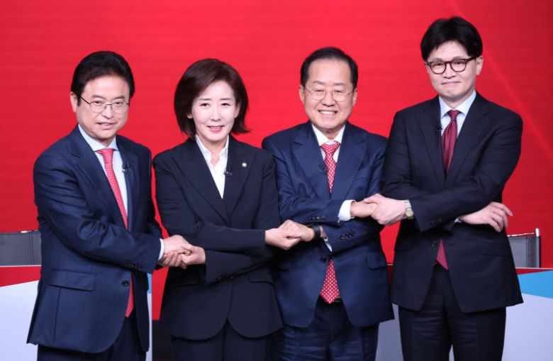 이철우(왼쪽부터), 나경원, 홍준표, 한동훈 제21대 대통령 선거 국민의힘 경선 후보가 20일 서울 강서구 ASSA아트홀에서 열린 '제21대 대통령 선거 국민의힘 1차 경선 B조 토론회'에서 토론 시작 전 기념촬영을 하고 있다. 뉴시스