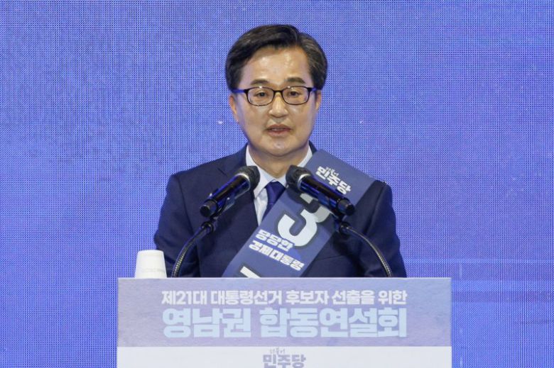 김동연 더불어민주당 대선 경선 후보가 20일 오후 경남 울산전시컨벤션센터에서 열린 영남권 합동연설회에 참석해 정견발표를 하고 있다. 사진=뉴스1