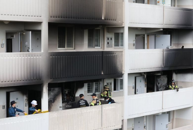 21일 서울 관악구 봉천동 한 아파트에서 화재가 발생, 과학수사대원, 소방대원, 경찰이 현장을 살펴보고 있다. 연합뉴스
