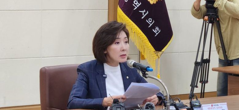 나경원 국민의힘 대선 경선 후보가 21일 오후 대구시 중구 대구시의회를 찾아 기자간담회를 갖고, 대구경북 대선 공약에 대해 설명하고 있다. 김장욱 기자
