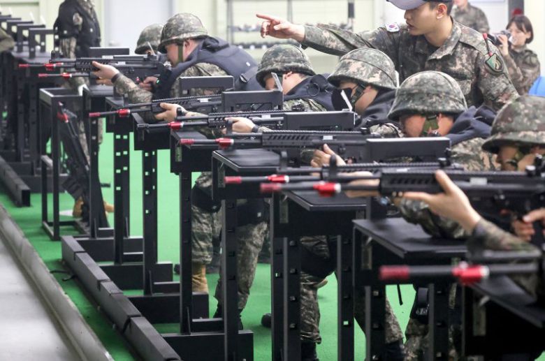 육군 제51보병사단의 2025년 첫 예비군훈련이 실시된 지난 3월 6일 경기 화성시 수원·화성·오산과학화예비군훈련장에서 예비군들이 영상모의 사격, 시가지 전투 등 훈련을 받고 있다. 경기사진공동취재단