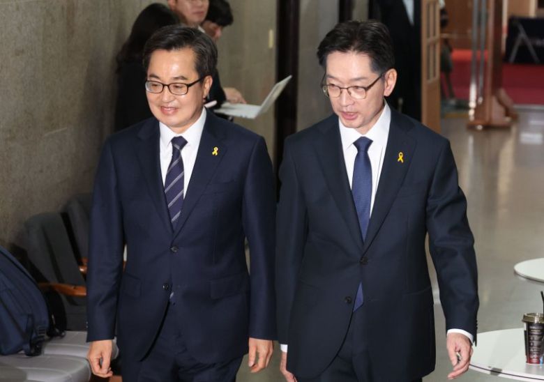 [서울=뉴시스] 조성봉 기자 = 김경수, 김동연(왼쪽) 제21대 대통령 선거 더불어민주당 경선 후보가 16일 오전 서울 여의도 국회에서 열린 공명선거 실천 서약식에 참석하고 있다. 2025.04.16. suncho21@newsis.com <저작권자ⓒ 공감언론 뉴시스통신사. 무단전재-재배포 금지.> /사진=뉴시스화상