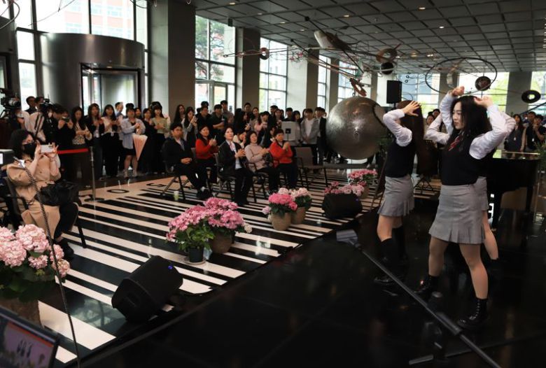 한림예고 실용음악과 학생들이 22일 서울 광화문 흥국생명빌딩 로비에서 공연을 하고 있다. 태광그룹 제공