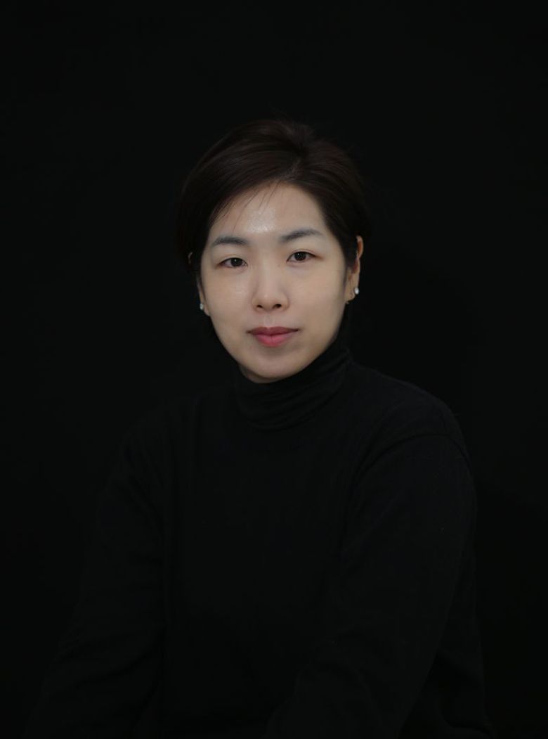 정유미 감독과 그가 연출한 단편 '안경' 보도스틸. 매치컷 제공