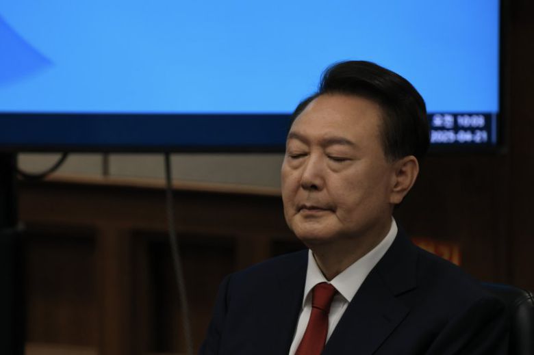 12·3 비상계엄을 선포해 내란 우두머리 혐의로 재판에 넘겨진 윤석열 전 대통령이 21일 오전 서울 서초구 서울중앙지법 417호 법정에 앉아 재판 시작을 기다리고 있다. 2025.04.21. photo@newsis.com /사진=뉴시스