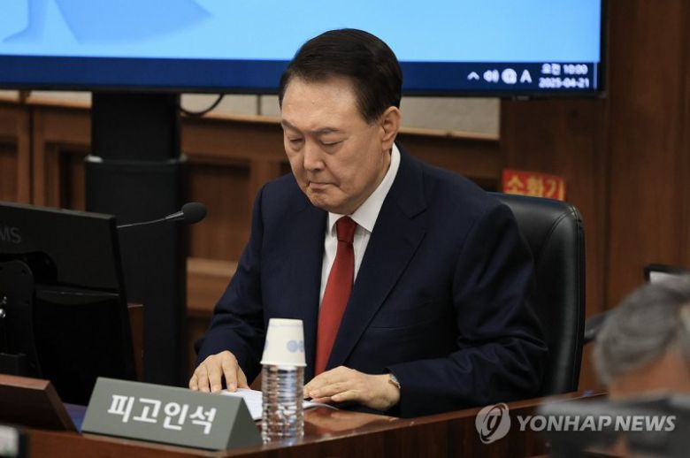 12·3 비상계엄을 선포해 내란 우두머리 혐의로 재판에 넘겨진 윤석열 전 대통령이 21일 오전 서울 서초구 서울중앙지법 417호 법정의 피고인석에 앉아 있다.사진공동취재단 /사진=연합뉴스)