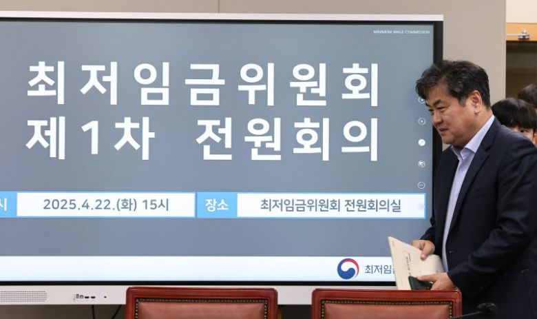 이인재 최저임금위원장이 22일 정부세종청사에서 열린 내년도 최저임금 수준을 결정하기 위한 최저임금위원회 첫 전원회의에 참석하기 위해 입장하고 있다./연합뉴스