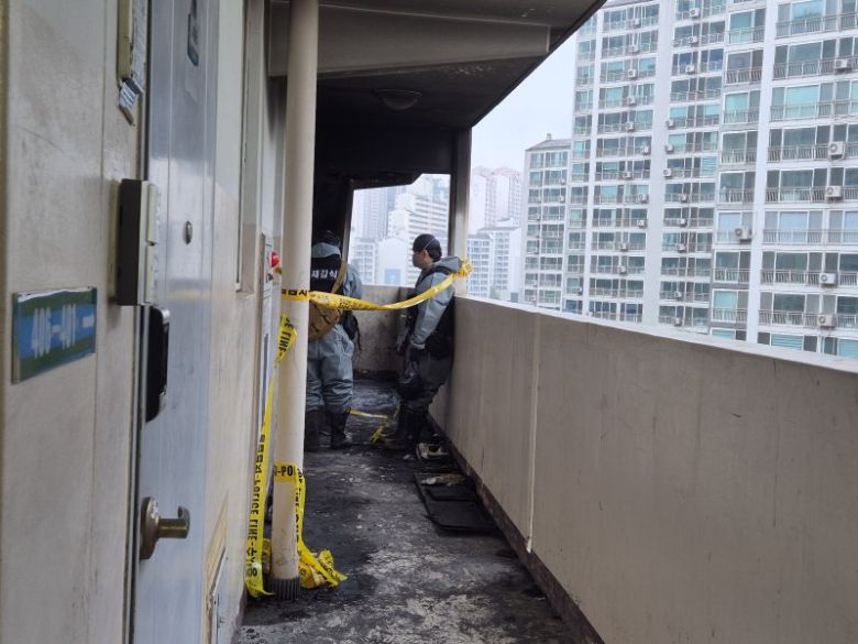 22일 오전 방화 사건이 발생한 서울 관악구 봉천동 한 아파트에서 경찰, 소방 등이 합동감식을 진행하고 있다. 사진=장유하 기자