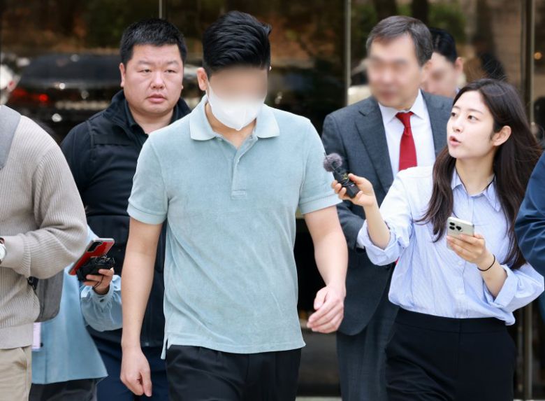 마약 투약 혐의를 받는 이철규 국민의힘 의원 아들 이 모씨가 23일 오전 서울 서초구 서울중앙지방법원에서 열린 구속 전 피의자심문(영장실질심사)을 마친 뒤 법원을 나서고 있다. /사진=뉴스1