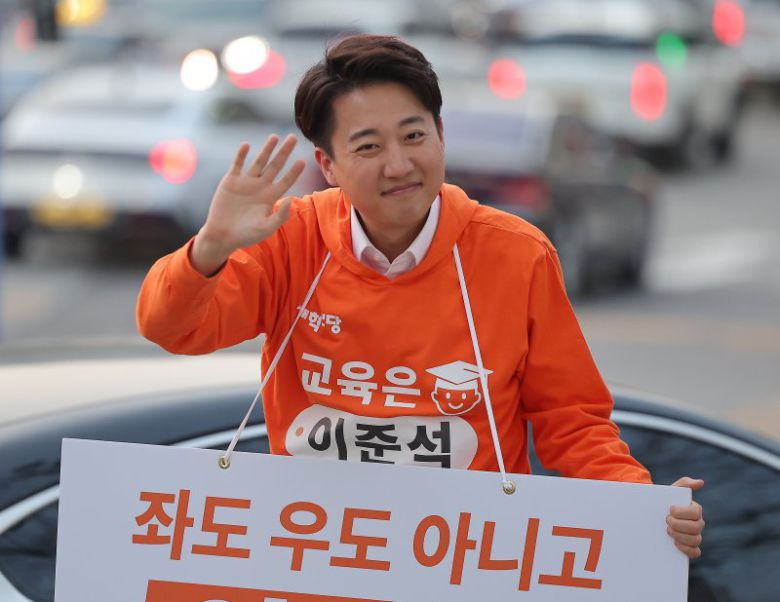 개혁신당 대선 후보인 이준석 의원이 18일 서울 강남구 은마아파트 입구 사거리에서 퇴근길 인사를 하고 있다. 2025.4.18 /사진=연합뉴스