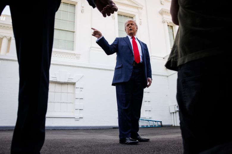 도널드 트럼프 미국 대통령이 23일(현지시간) 백악관 노스론을 시찰한 뒤 기자들과 대화하고 있다. 트럼프 대통령이 중국과 빅딜 가능성을 확인하면서 유럽 증시는 이날 큰 폭으로 뛰었다. UPI 연합