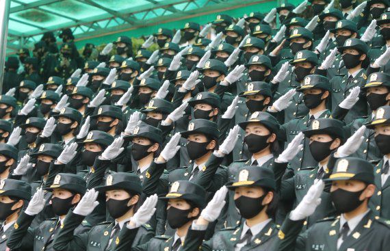 24일 국방부에 따르면 전체 군 병력중 여군 비중은 4%에 불과한 것으로 집계됐다. 사병은 없고 모두 간부급 여군들이다. 전북 익산시 육군부사관학교에서 여성 부사관들이 경례하고 있다. 뉴스1