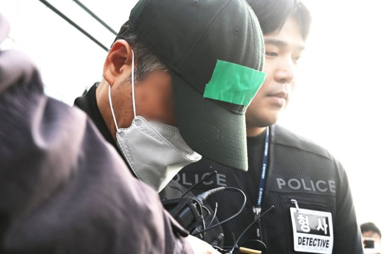 부모와 처자식 등 일가족 5명을 살해한 혐의로 구속된 가장 A씨가 24일 경기 용인동부경찰서 유치장을 나와 검찰로 송치되고 있다. A씨는 지난 14일 경기 용인시 수지구 아파트 자택에서 80대 부모와 50대 배우자, 10대와 20대 자녀 등 일가족 5명을 수면제를 먹인 뒤 살해한 혐의를 받고 있다. 뉴시스