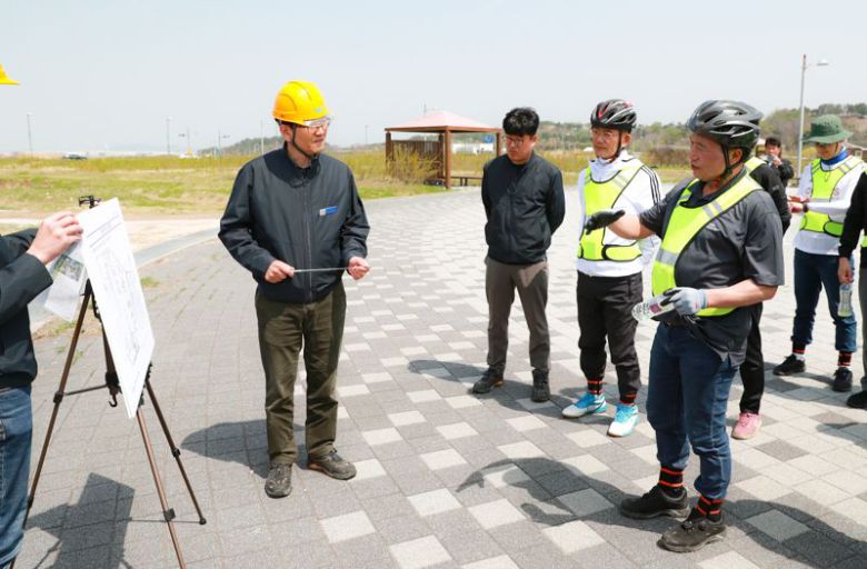 이학재 인천국제공항공사 사장(앞줄 오른쪽 첫번째)이 24일 인천국제공항공사 삼목교차로에서 열린 합동안전점검 행사에서 보고를 받고 있다. 인천국제공항공사 제공
