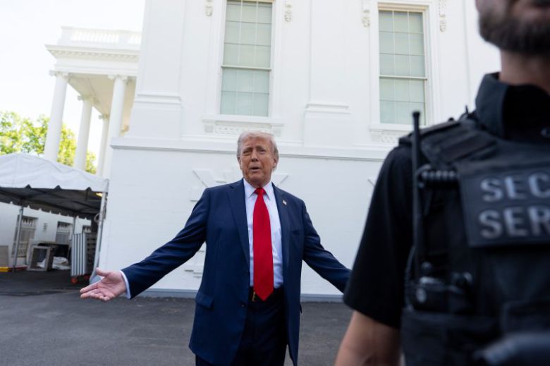 도널드 트럼프 미국 대통령이 23일(현지시간) 백악관에서 기자들에게 말하고 있다. AP 연합