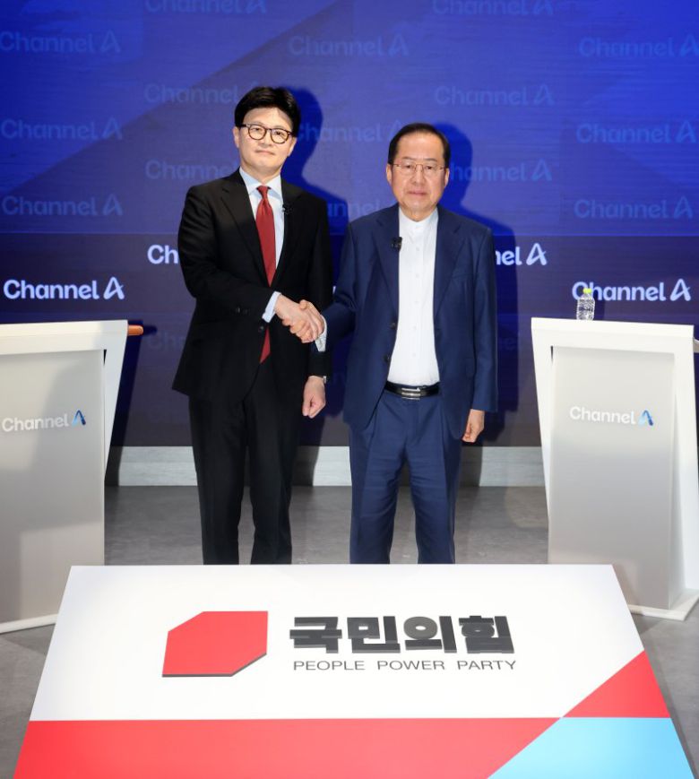 한동훈(왼쪽), 홍준표 국민의힘 대선 경선 후보가 25일 오후 서울 종로구 동아미디어센터 채널A 오픈스튜디오에서 일대일 맞수 토론에 앞서 기념 촬영하고 있다. /사진=뉴스1화상