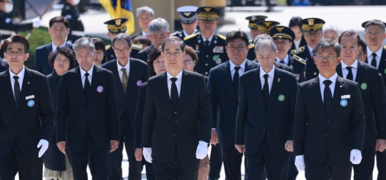 한덕수 대통령 권한대행 국무총리가 25일 대전 유성구 국립대전현충원에서 열린 제2회 순직의무군경의 날 기념식에서 참배를 위해 이동하고 있다. 대통령실통신사진기자단