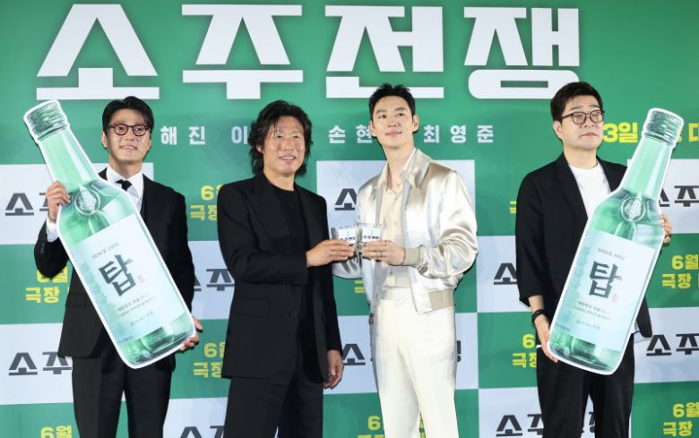 배우 최영준(왼쪽부터)과 유해진, 이제훈, 손현주가 24일 오전 서울 강남구 삼성동 메가박스 코엑스점에서 열린 영화 '소주전쟁' 제작보고회에 참석해 포즈를 취하고 있다. 영화 ‘소주전쟁’은 1997년 IMF 외환위기, 소주 회사가 곧 인생인 재무이사 종록과 오로지 성과만 추구하는 글로벌 투자사 직원 인범이 대한민국 국민 소주의 운명을 걸고 맞서는 이야기를 그린다. 뉴스1