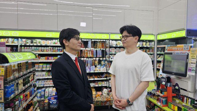 22일 한동훈 후보는 자신의 사회관계망서비스(SNS)에 개그맨 정성호와 함께 찍은 사진을 게재했다. (사진= 한동훈 페이스북 캡처 )