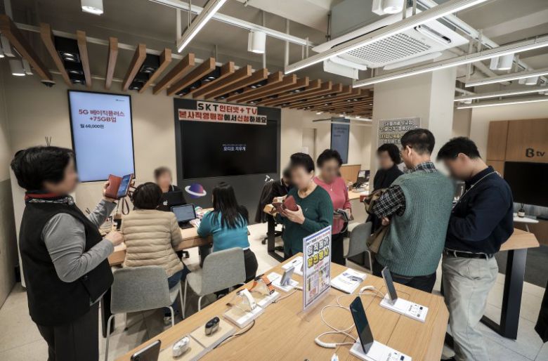 지난 25일 서울시내 SK텔레콤 매장인 T월드를 찾은 고객들이 유심 카드를 교체하기 위해 대기하고 있다. 사진=뉴시스화상