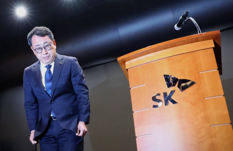 유영상 SK텔레콤 사장이 25일 오전 서울 중구 SK텔레콤 T타워에서 유심 해킹 피해 사태 관련 언론설명회를 열고 고개숙여 사과를 하고 있다. 사진=뉴시스