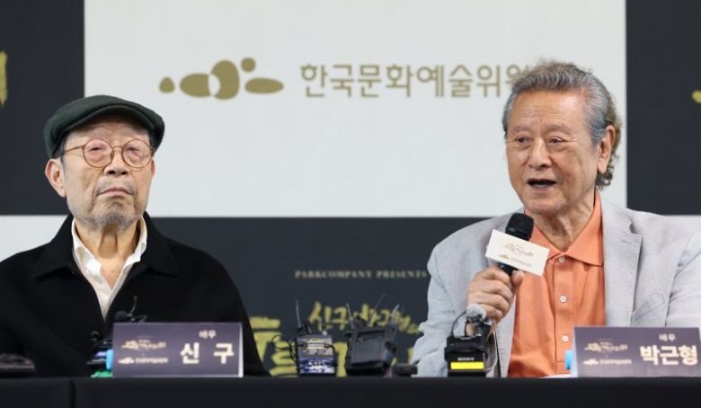 배우 신구, 박근형(오른쪽)이 23일 서울 동숭동 예술가의집에서 진행된 '신구, 박근형의 X 한국문화예술위원회' 기자간담회에 참석해 인사말을 하고 있다. 신구(89)와 박근형(85)의 연극 '고도를 기다리며'는 청년을 위한 특별 기부 공연으로 기획됐다. 뉴스1