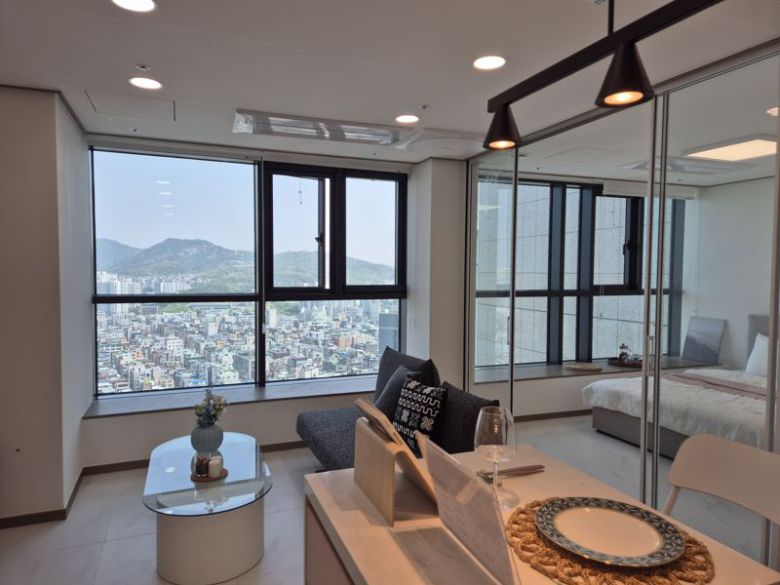 24일 방문한 서울 광진구 자양동 '리마크빌 이스트폴'의 1.5룸 내부. 통창으로 아차산뷰를 즐길 수 있다. 사진=전민경 기자