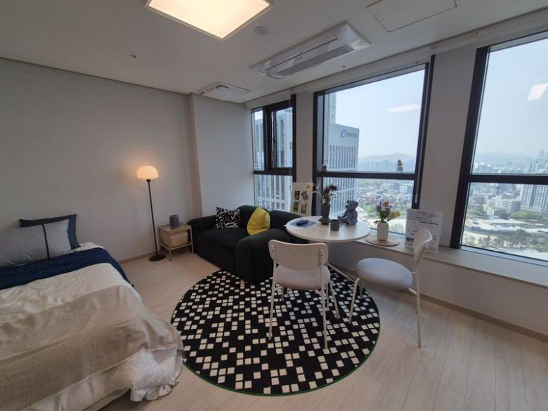 24일 방문한 서울 광진구 자양동 '리마크빌 이스트폴' 내부. 원룸이지만 한강뷰를 누릴 수 있는 통창 덕에 답답함이 없다. 사진=전민경 기자