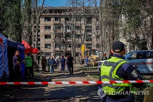 러시아 미사일 공격에 폐허가 된 우크라이나 수도 키이우의 아파트. 연합뉴스 제공