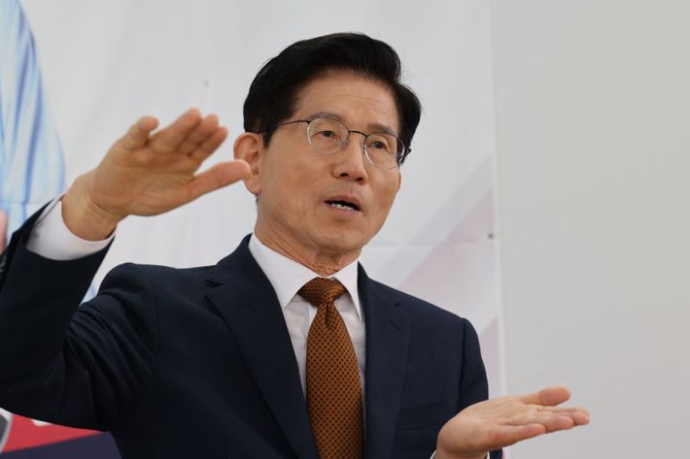 김문수 국민의힘 대선 경선후보가 27일 오후 서울 여의도 경선캠프에서 파이낸셜뉴스와 현안 인터뷰를 갖고 이번 대선이 담고 있는 시대정신을 비롯해 관세 대응 등 경제회복 방안, 범여권 빅텐트론 등에 대한 입장을 밝히고 있다. 사진=서동일 기자