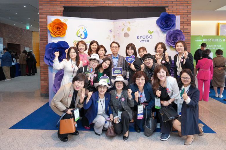 신창재 교보생명 대표이사 겸 이사회 의장(셋째줄 가운데)이 지난 23일 충남 천안시 계성원에서 열린 '2025 교보 MDRT DAY' 행사에서 재무설계사(FP)들과 기념촬영을 하고 있다. 교보생명 제공