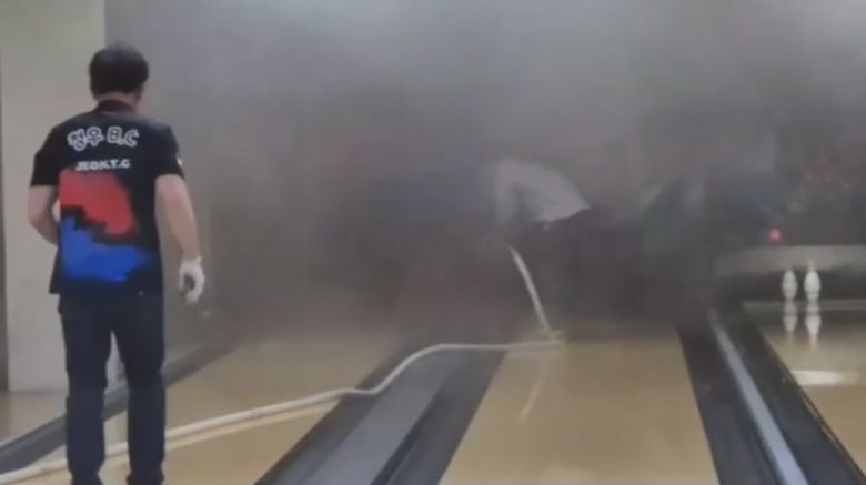 지수룡 소방경이 볼링장에서 연기를 발견하고 화재 초기 진화를 하고 있다. /사진=인천소방본부 제공