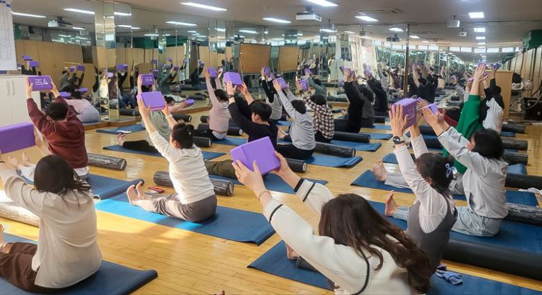 영진전문대 학생들이 생활요가 교양강좌에 참여하고 있다. 영진전문대 제공