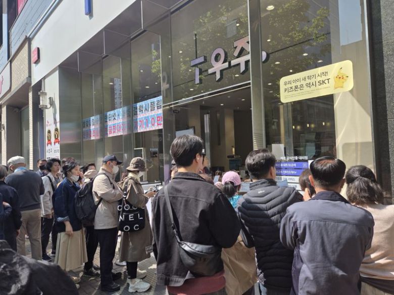 서울 강남 일대 SKT 대리점인 T월드 PS&M 뱅뱅사거리점에서 유심 교체를 위해 줄을 선 사람들의 혼잡한 상황이 이어지고 있는 모습. 사진=구자윤 기자