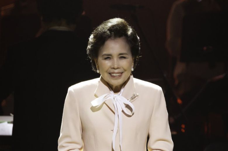 '엘레지의 여왕' 국민가수 이미자가 26일 서울 세종문화회관 대극장에서 '전통가요 헌정 공연 <맥(脈)을 이음>'을 열고 인사하고 있다. 쇼당이엔티 제공