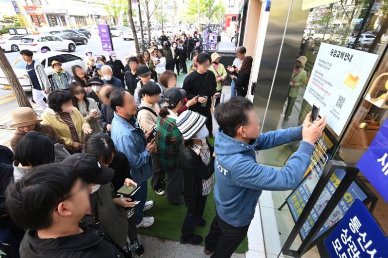 28일 경기 수원시내 한 SKT T월드 매장 앞에 유심을 교체하려는 고객들이 줄서 기다리고 있다. /사진=뉴시스