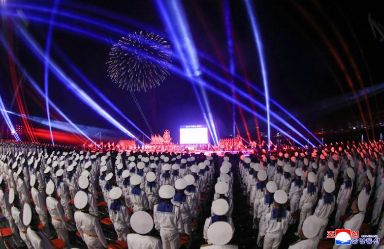 북한 김정은 국무위원장이 참석한 가운데 5000t급 신형다목적구축함 '최현호' 진수식이 지난 25일 남포조선소에서 진행됐다고 조선중앙통신이 26일 보도했다. 조선중앙통신 캡처