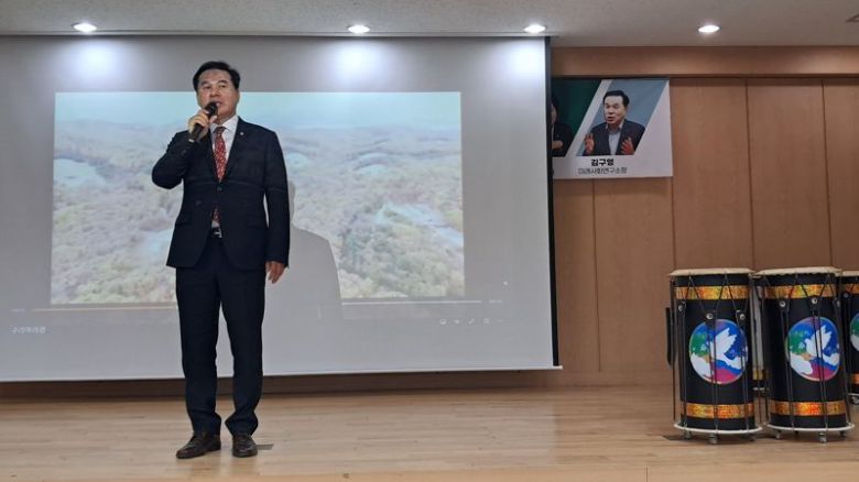 김구영 미래사회연구소장이 지난 26일 구리시 향군회관에서 가진 '구리경제콘서트'에서 '국회의사당의 구리시 이전' 당위성에 대해 강연하고 있다. 김구영 미래사회연구소 제공