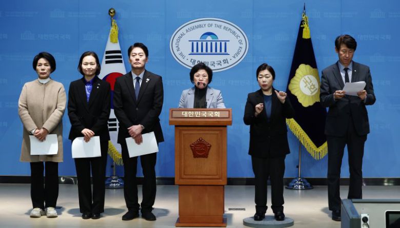 최민희 과방위원장, 조국혁신당 이해민 의원, 더불어민주당 한민수·김현 의원, 수어통역사, 이훈기 의원(왼쪽부터)이 지난달 6일 서울 여의도 국회 소통관에서 기자회견을 하고 있다. 뉴스1