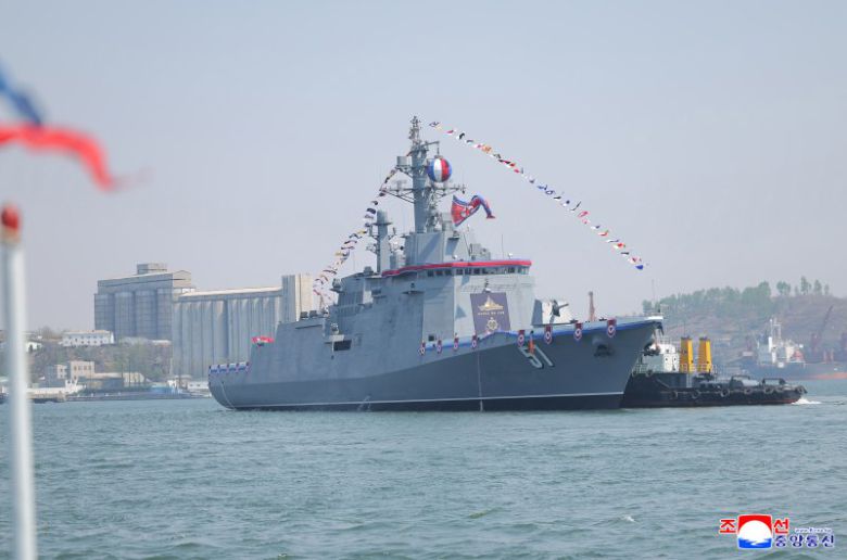 북한 김정은 국무위원장이 참석한 가운데 5000t급 신형다목적구축함 '최현호' 진수식이 지난 25일 남포조선소에서 진행됐다고 조선중앙통신이 26일 보도했다. 조선중앙통신 캡처