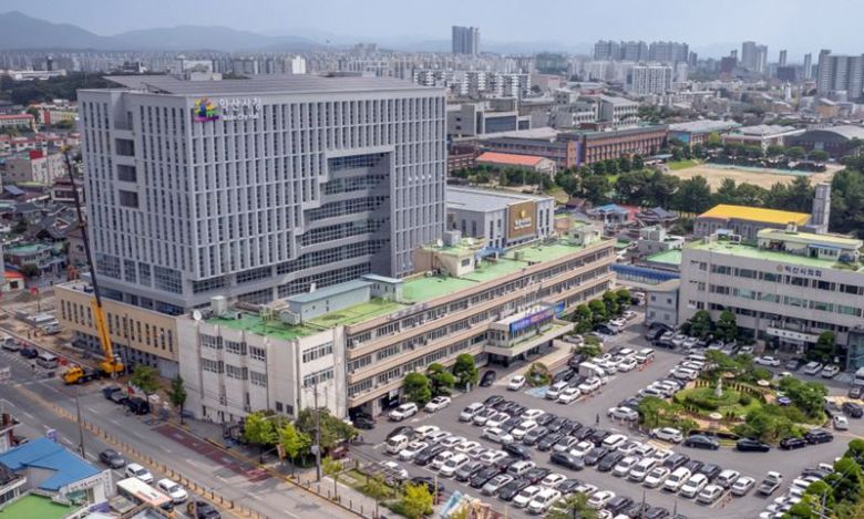 전북 익산시청 전경. 시청 앞 옛 청사는 철거될 예정.