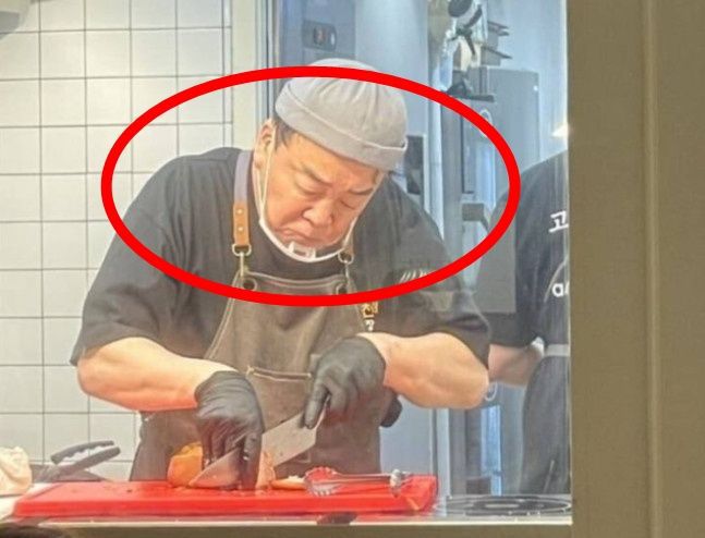 지난 27일 한 온라인 커뮤니티에 '프랑스에서 장사천재 백사장 시즌3 촬영 중'이라는 제목의 글에 사진이 올라왔다./ 사진=온라인 커뮤니티