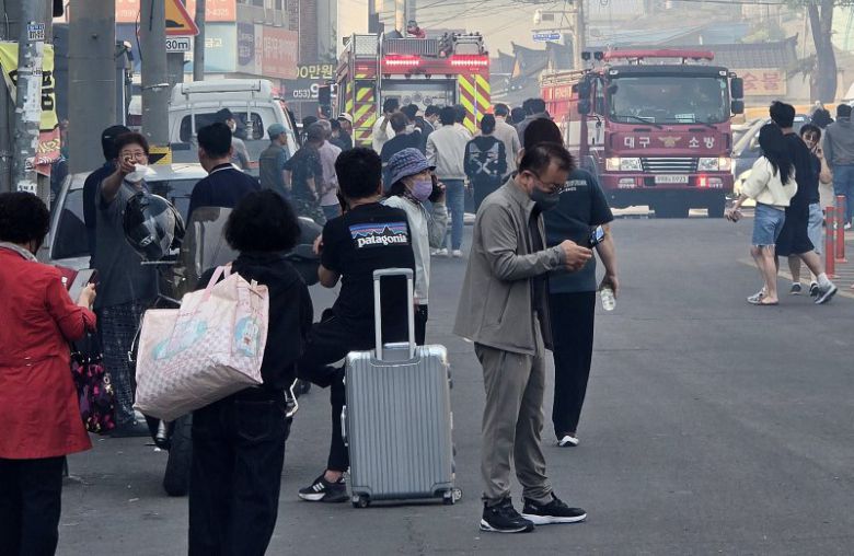 28일 오후 2시 1분께 대구시 북구 노곡동 함지산에서 불이 나 인근 주민들이 대피하고 있다. 뉴스1