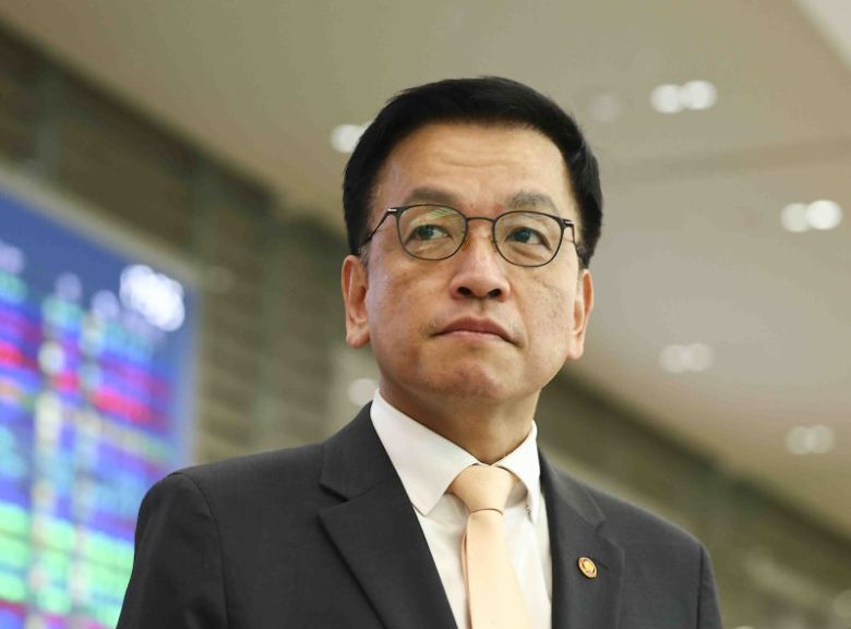 한-미 통상협의와 주요 20개국(G20) 재무장관회의 및 국제통화금융위원회(IMFC)' 참석차 미국을 방문한 최상목 부총리 겸 기획재정부 장관이 27일 인천국제공항 제2여객터미널로 귀국하고 있다. 뉴시스